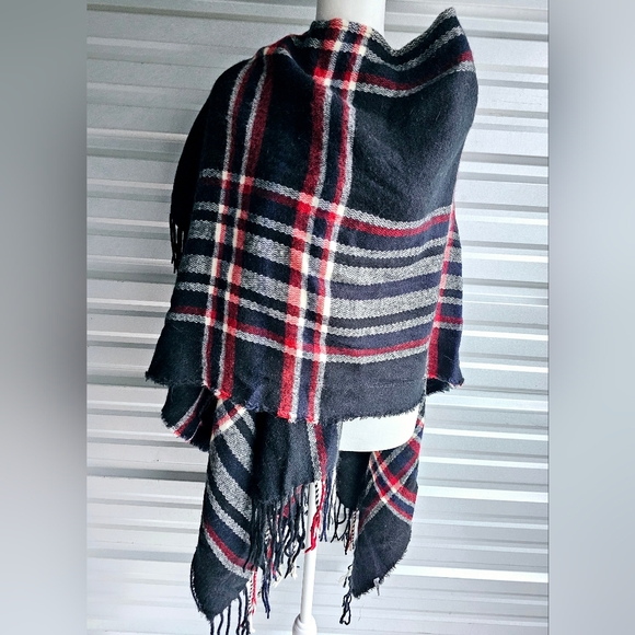 Classic Plaid Ruana Wrap - Picture 5 of 6